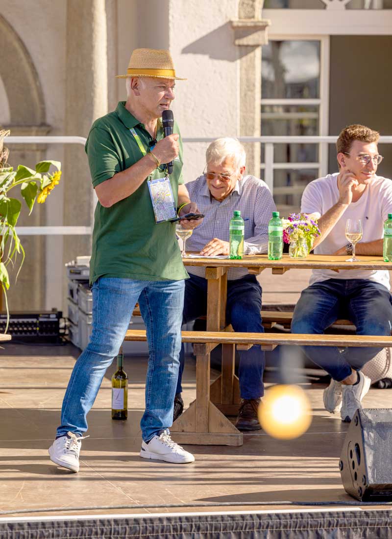 Eröffnungsfeier und Ansprache der Generationen am 850-Johr Sarmi Fest